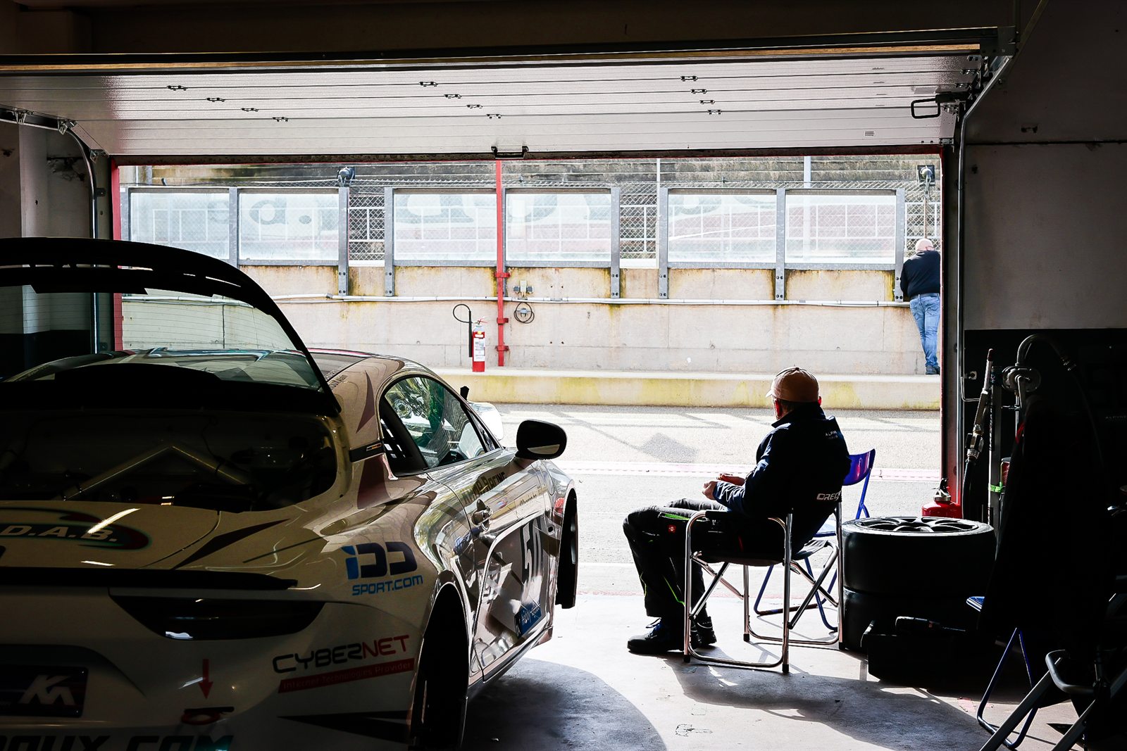 Paddock de Zolder, mecaniciens au travail et moments entre equipiers