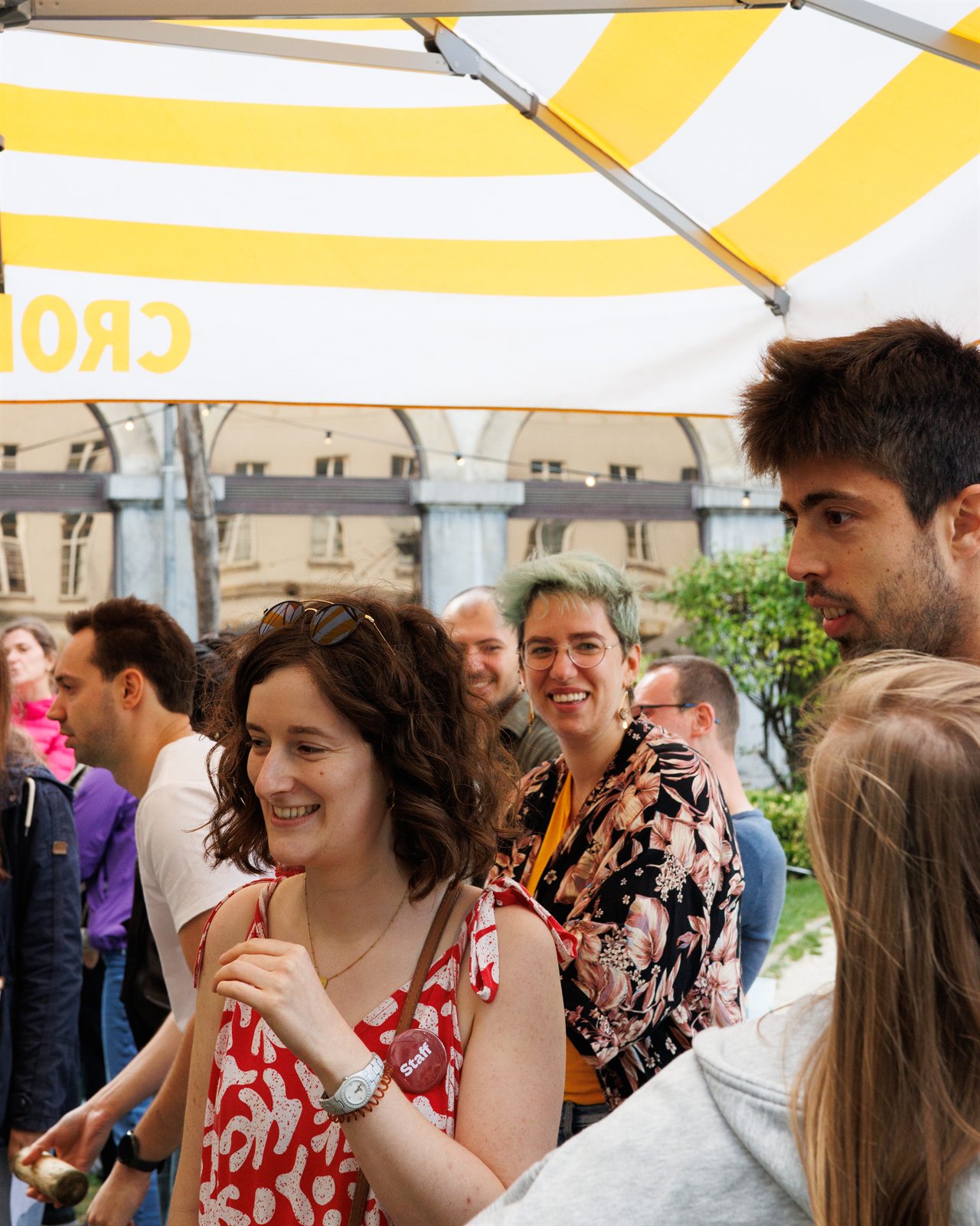Partie de molkky, joueurs et spectateurs