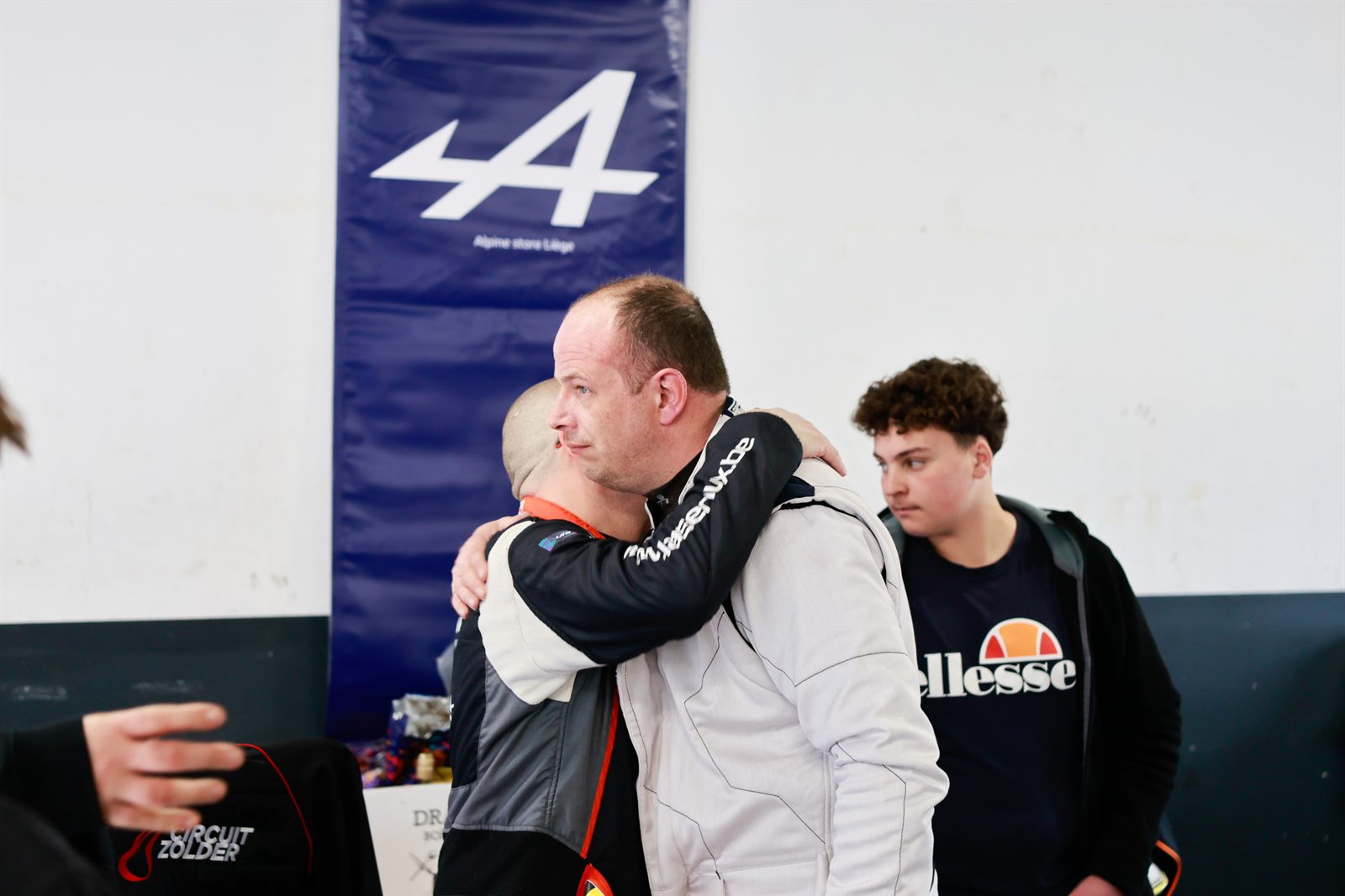 Paddock de Zolder, mecaniciens au travail et moments entre equipiers