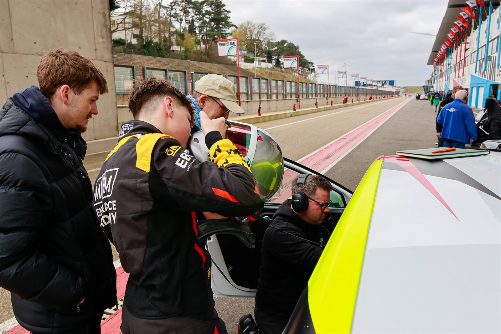 Paddock de Zolder, mecaniciens au travail et moments entre equipiers
