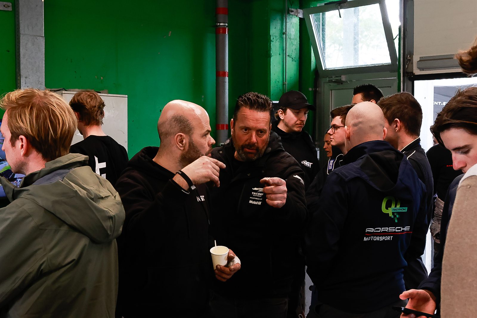 Paddock de Zolder, mecaniciens au travail et moments entre equipiers