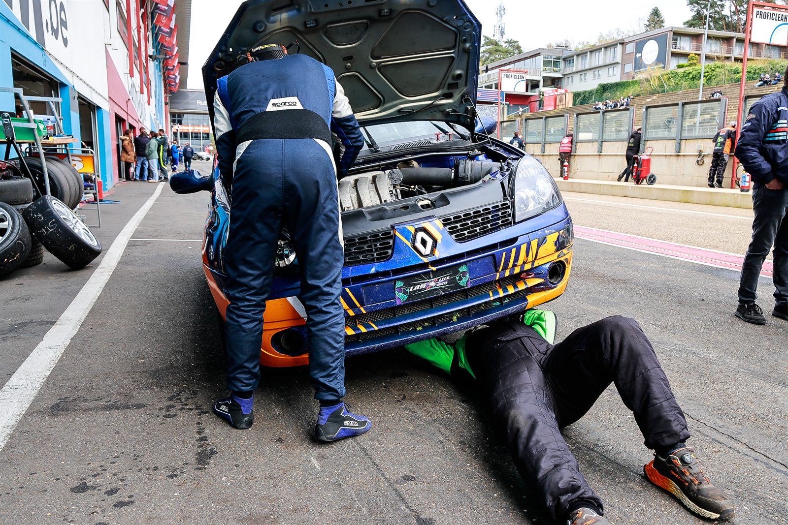 Paddock de Zolder, mecaniciens au travail et moments entre equipiers