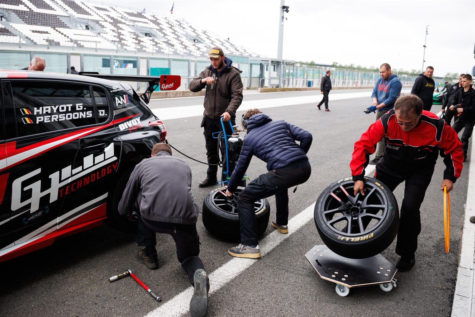 Paddock de Magny-Cours, preparation, arrets au stand et ravitaillement