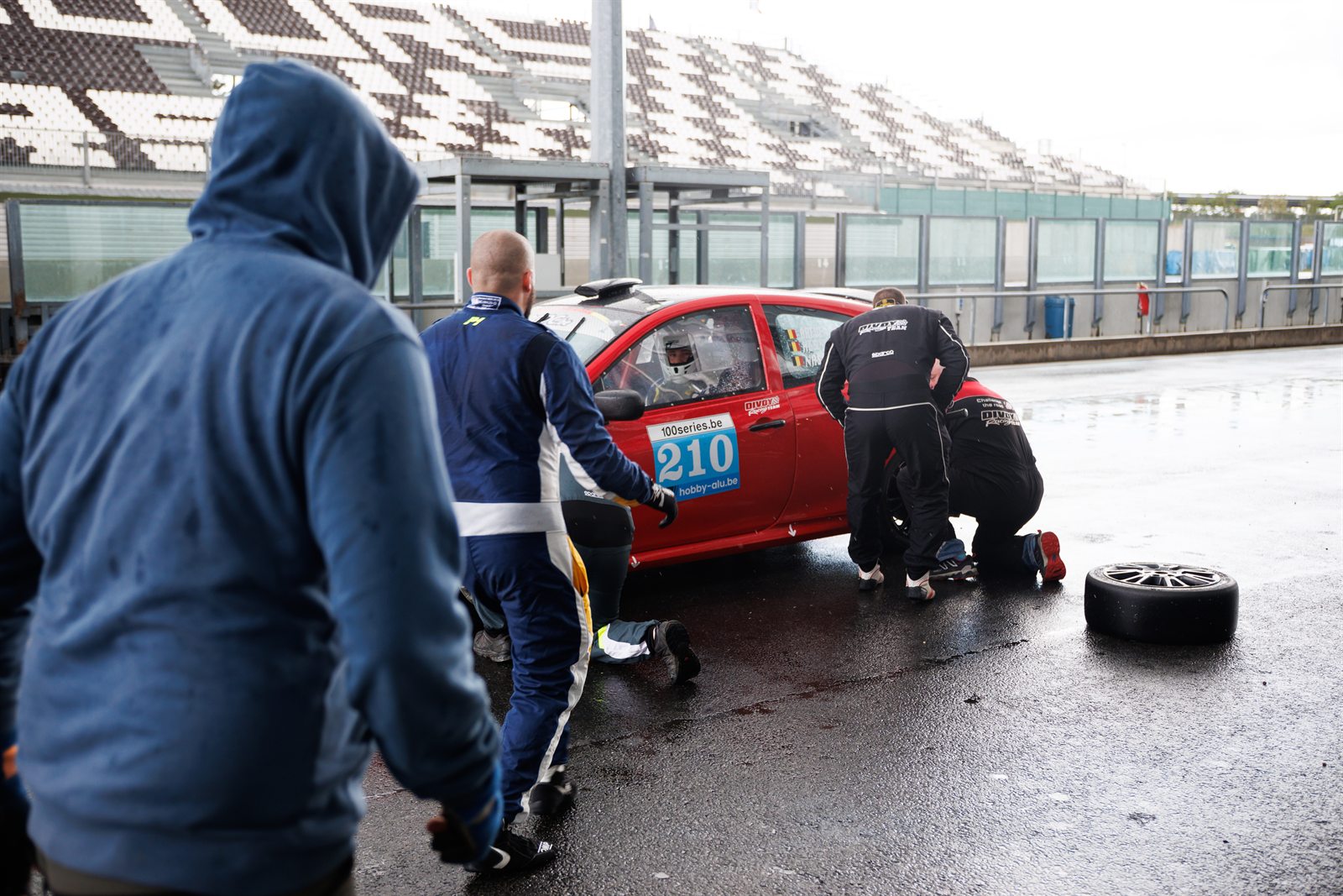 Paddock de Magny-Cours, preparation, arrets au stand et ravitaillement
