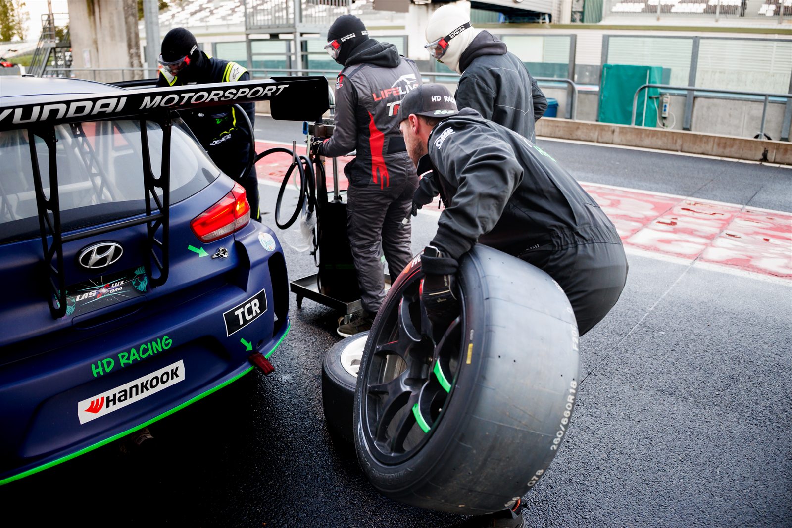 Paddock de Magny-Cours, preparation, arrets au stand et ravitaillement