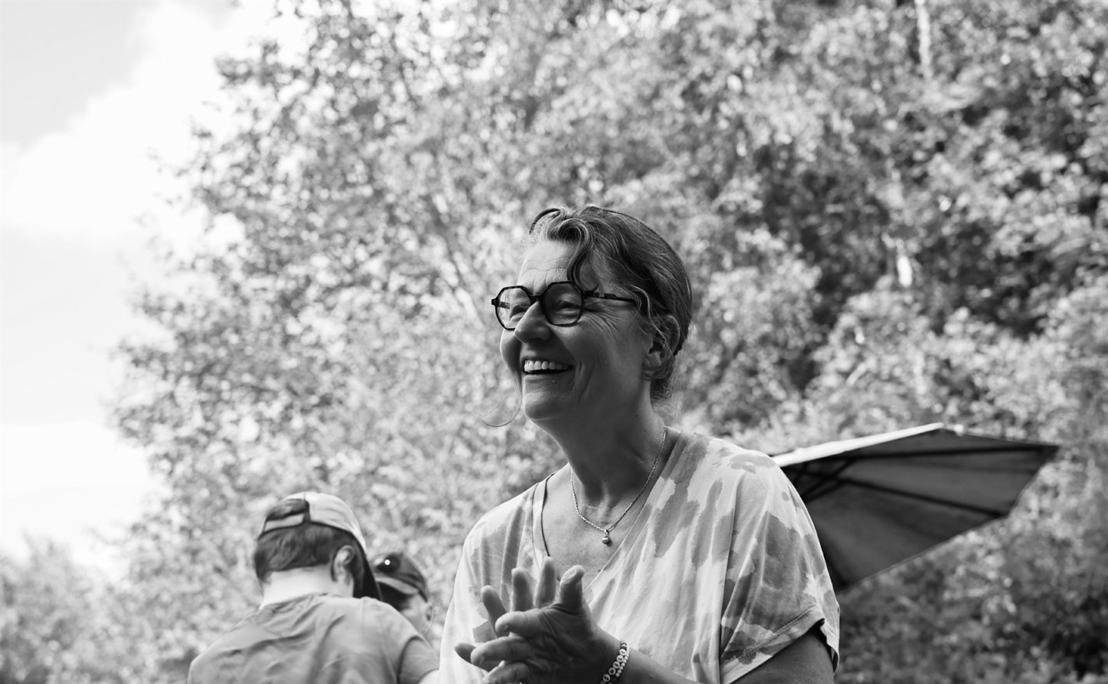 Un jour de fete au jardin, convives et vie de table