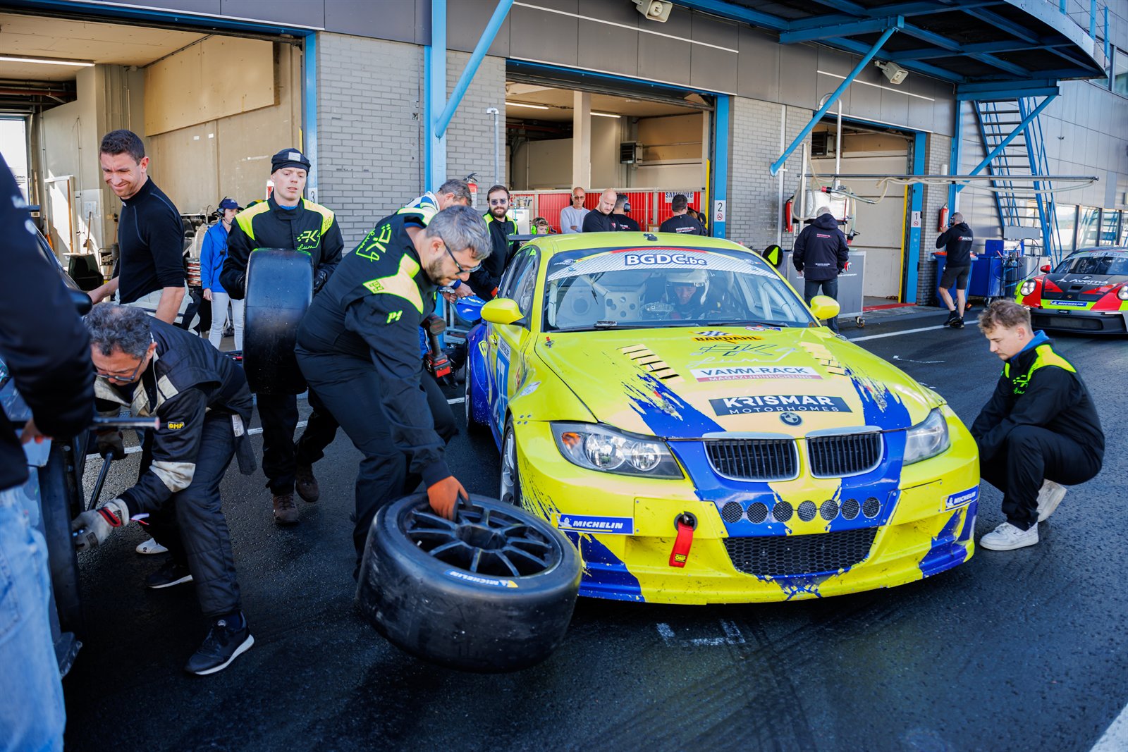 TT Circuit Assen, qualifications, equipe autour de la BMW
