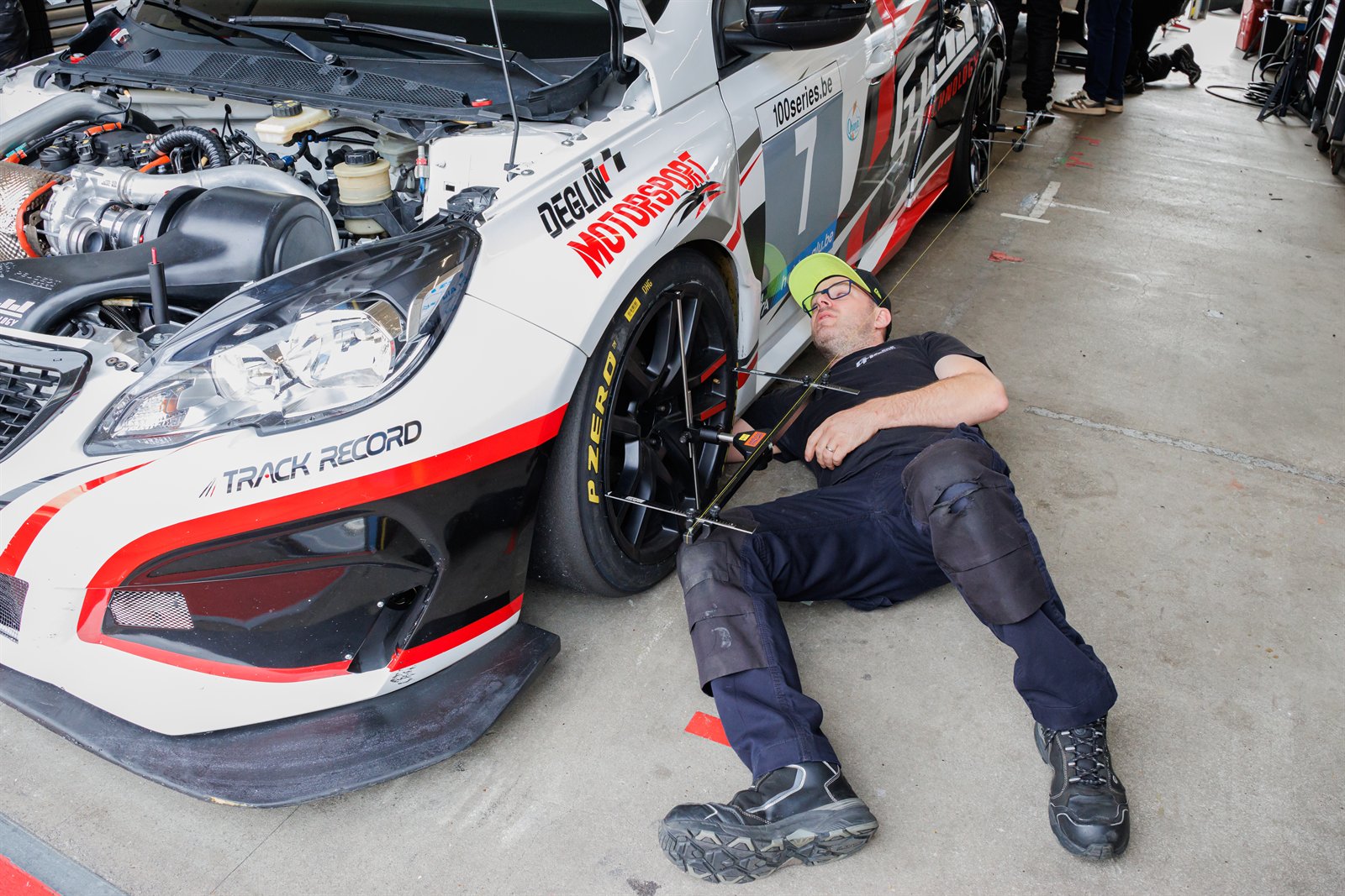 TT Circuit Assen, qualifications, mecanicien allonge contre la voiture