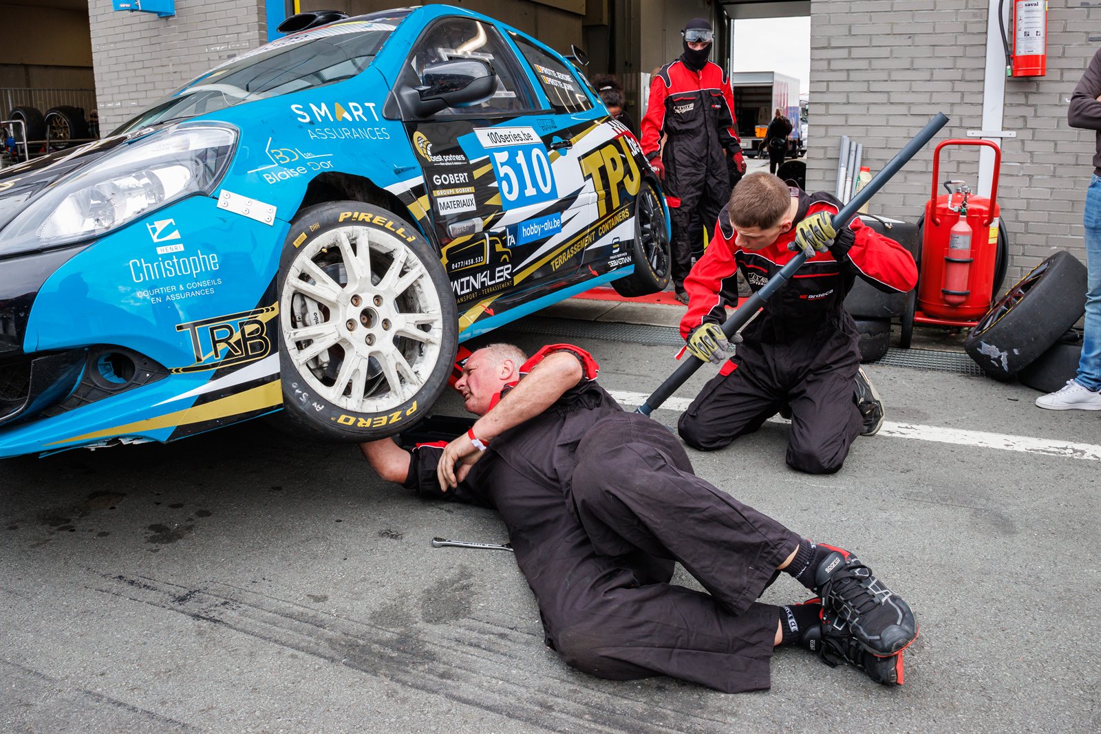 TT Circuit Assen, voiture sur le cric et mecanicien au sol
