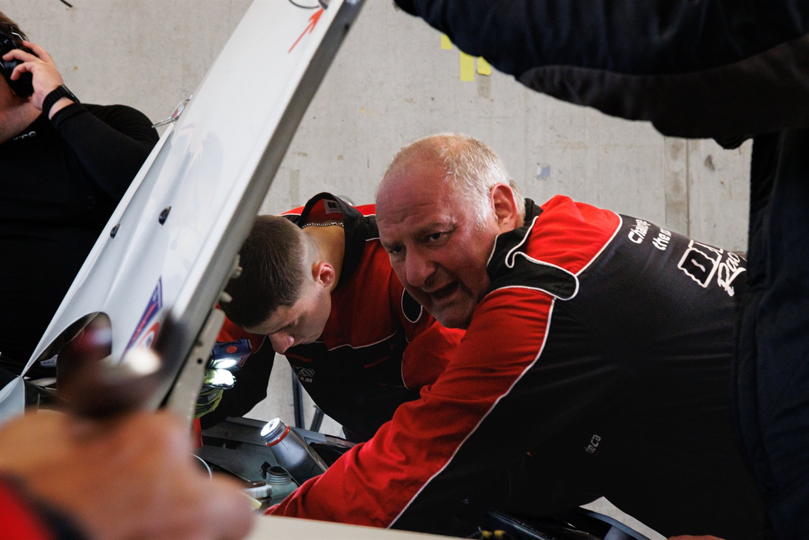 TT Circuit Assen, mecanicien penche dans l'habitacle