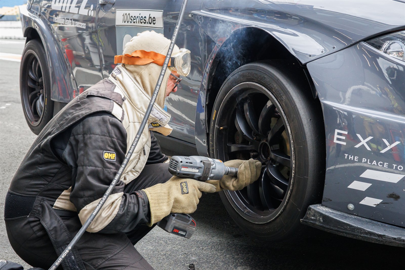 TT Circuit Assen, changement de roue a la cle a chocs