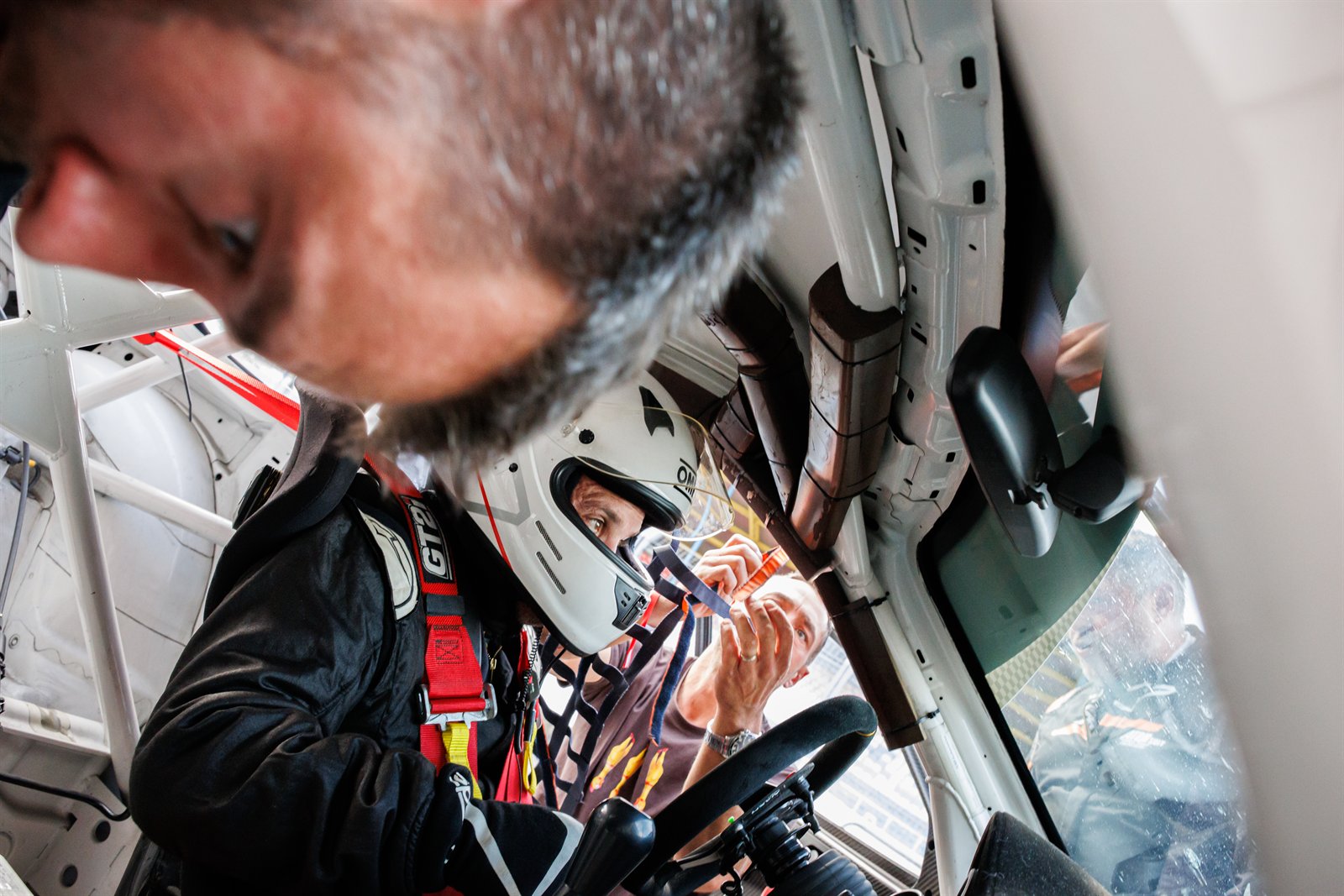 TT Circuit Assen, mecanicien penche sur le pilote dans l'habitacle